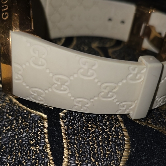 Digital Gucci Beige Smartwatch - Picture 2 of 4